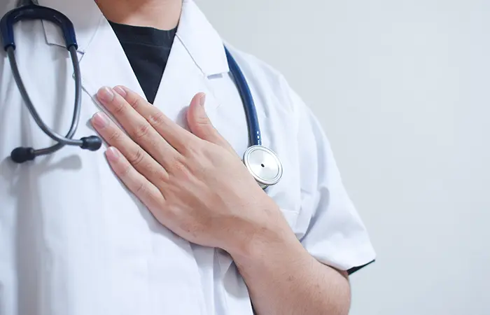 胸に手を当てる医師
